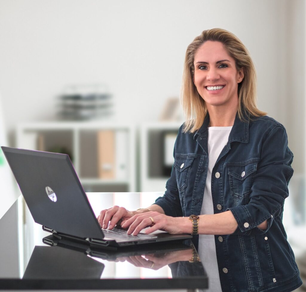 Nicole Vogel- Laptop am Tresen stehend im Büro